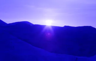 Fotograma Mitahat le shemesh khula (Bajo un sol azul), de Daniel Mann