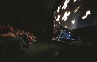 Imágenes de la actuación de Fernando de Vacas en la clausura de Documenta Madrid 2024