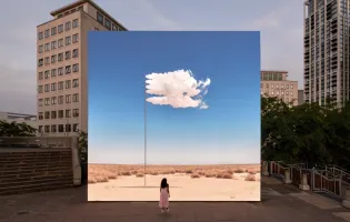 Mujer mira un panel con un paisaje dentro de una ciudad