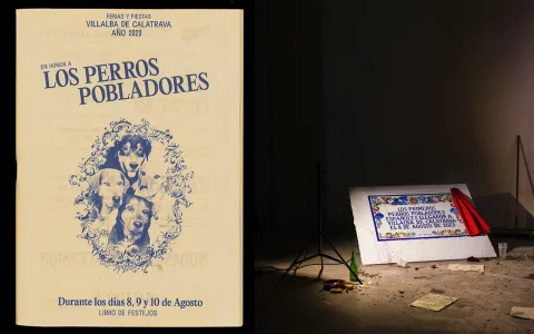 Portada de libro al lado del libro sobre el suelo