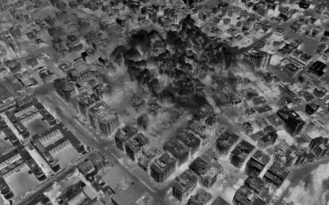 Edificios de una ciudad vistos desde el aire en negativo