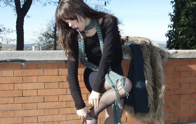 Chica se quita un zapato. La belleza. Maite Gallardo Alba. Centro de residencias artísticas Matadero Madrid