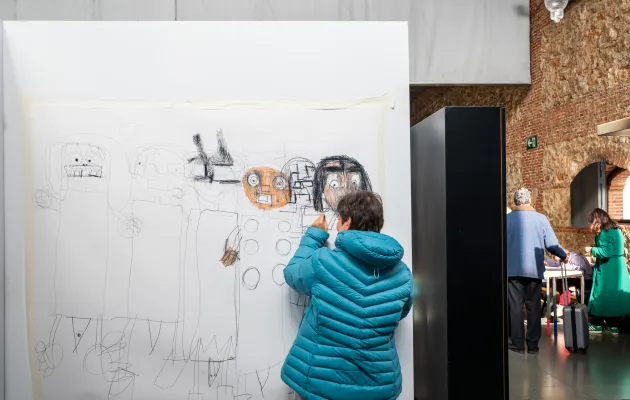 Persona pintando en un mural