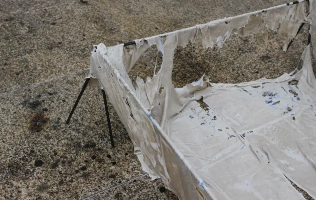 Telas rotas sobre un soporte
