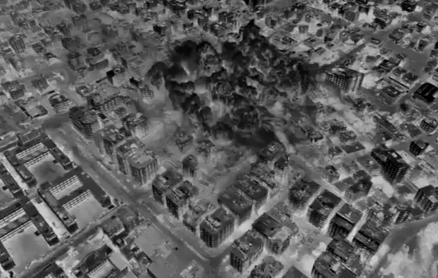 Edificios de una ciudad vistos desde el aire en negativo