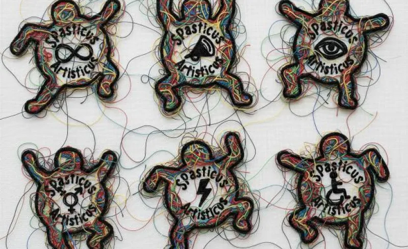 Seis figuras humanas hechas con hilo