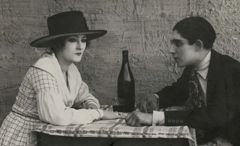 Una pareja comparte una botella de vino en una mesa de restaurante