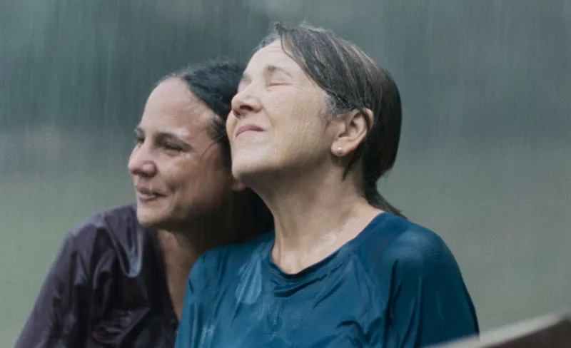 Dos mujeres bajo la lluvia