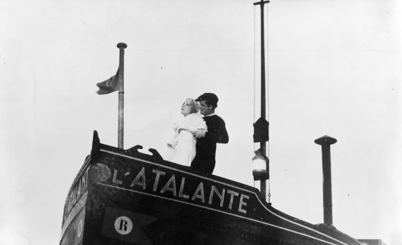 fotograma en blanco y negroUna pareja de mujer y hombre se abraza en la proa de un barco