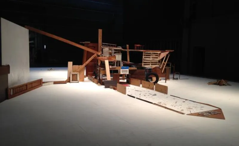 Piezas de madera y tablones apilados e iluminados