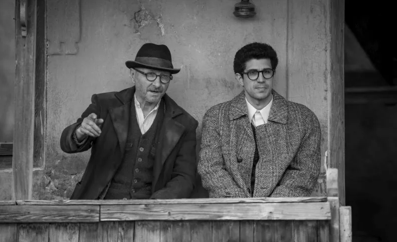 Dos hombres sentados en blanco y negro