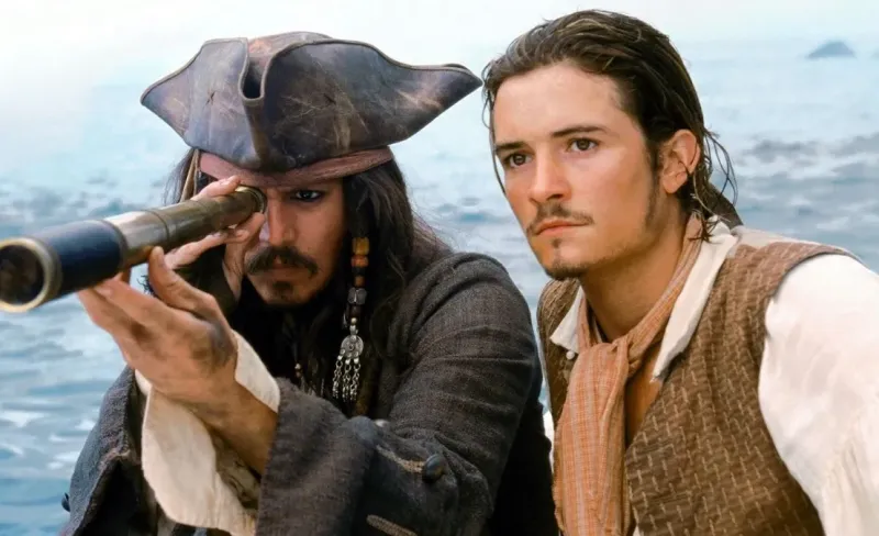 Dos piratas. Uno de ellos mira por un catalejo