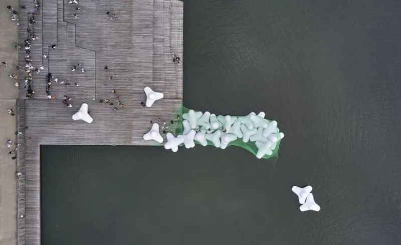 Vista aérea de grandes estructuras triangulares de color blanco