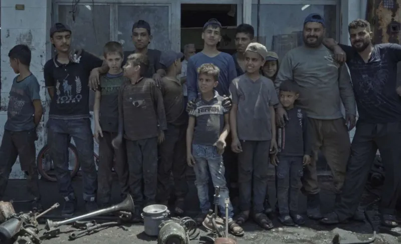 Grupo de niños posan a cámara