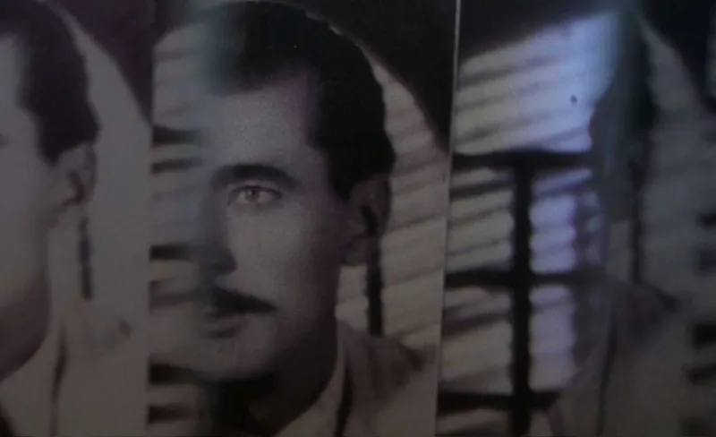 FRAGMETNOS DE UNA FOTO DE UN HOMBRE CON BIGOTE