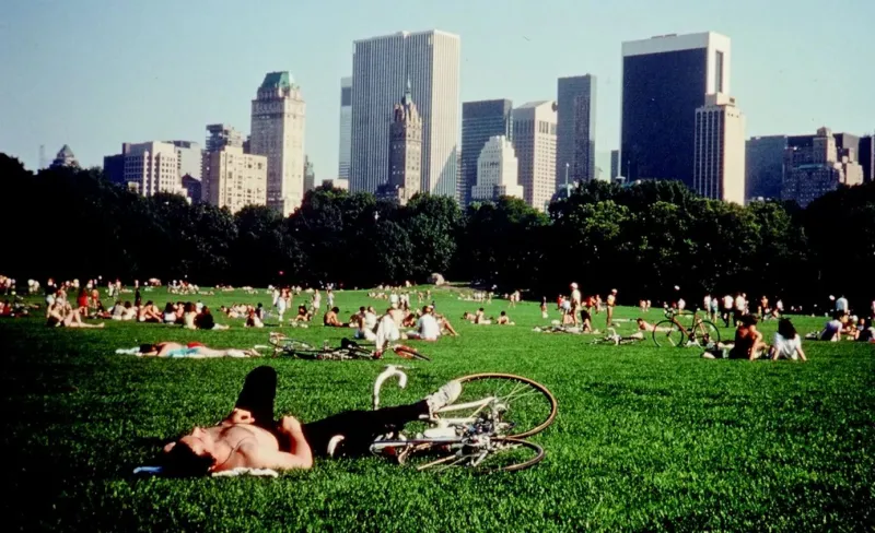 Gente tumbada en el cesped de Central Park en Nueva York