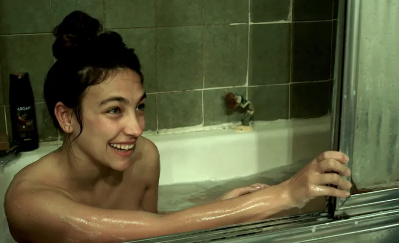 Chica sonríe en la bañera