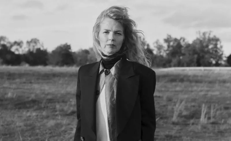 Foto en blanco y negro de mujer en un campo