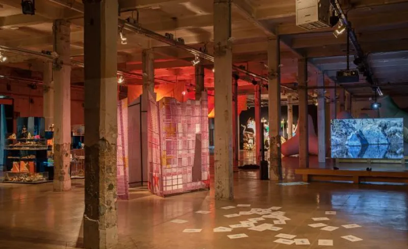 Sala con columnas que alberga obras de arte
