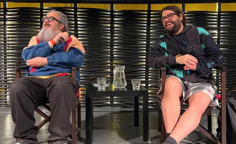 Dos hombres sentados ríen