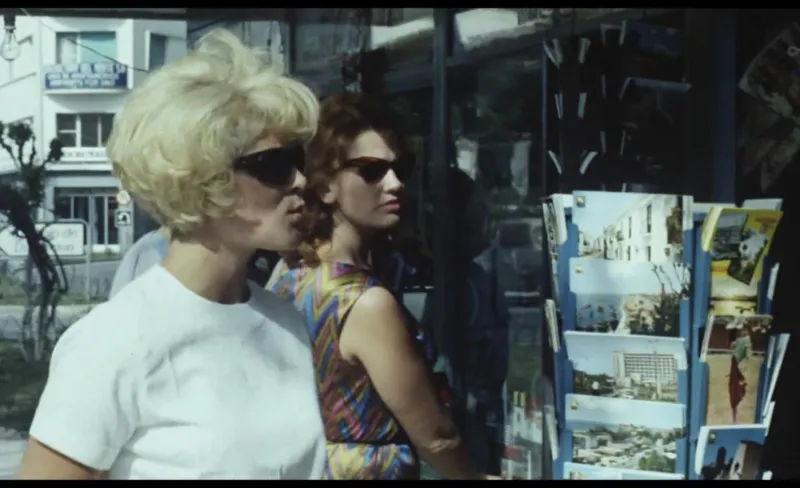 Dos mujeres con gafas de sol miran un escaparate