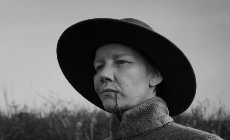 Fotografía en blanco y negro con sombrero mira al horizonte