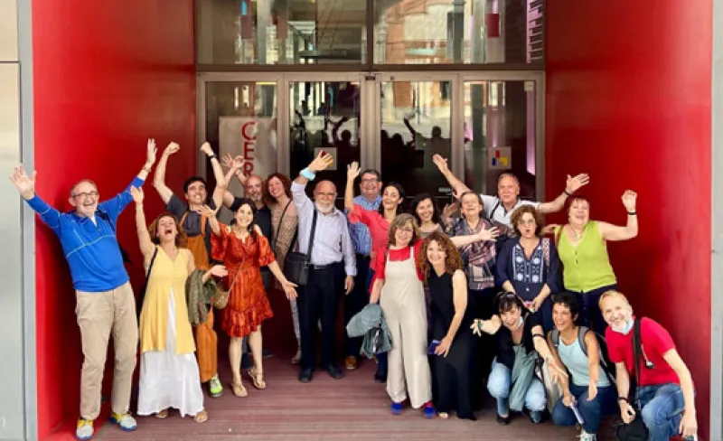 Personas en la entrada de la casa del lector