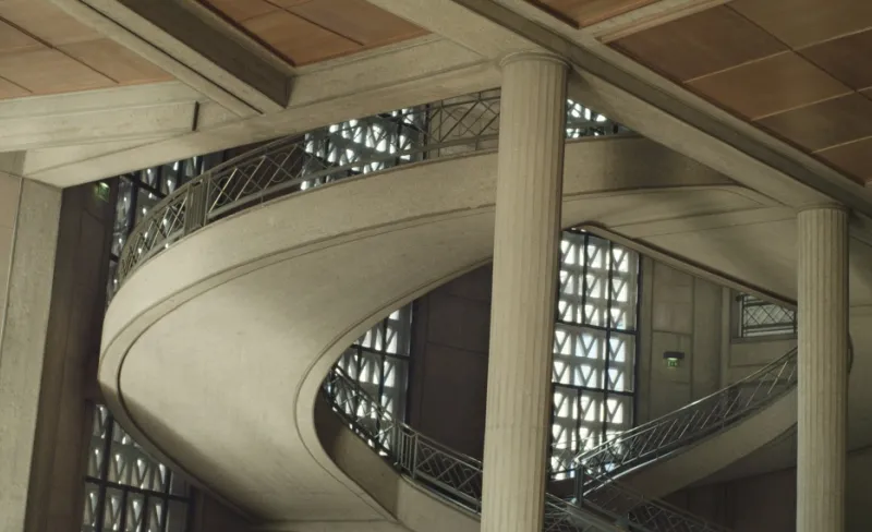 Escalera de caracol en edificio