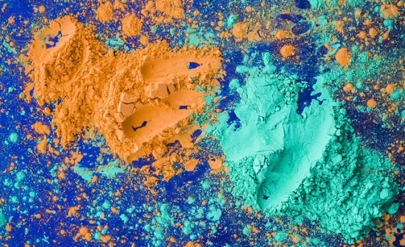 Tintes en polvo sobre una mesa