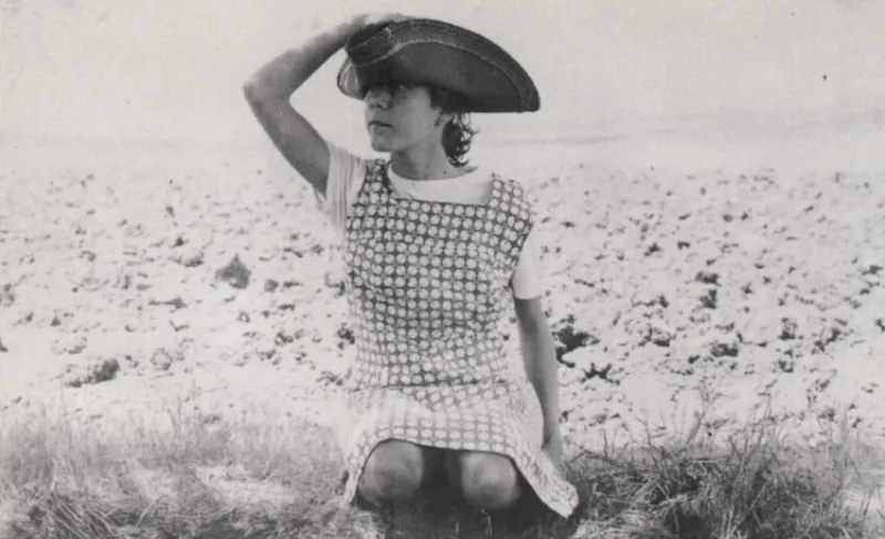 Niña se sujeta un sombrero de pirata