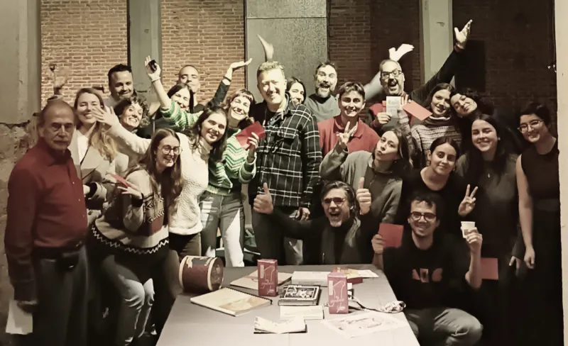 Grupo de gente posando feliz