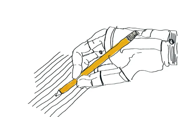 Mano ortopédica dibuja líneas con un lapicero