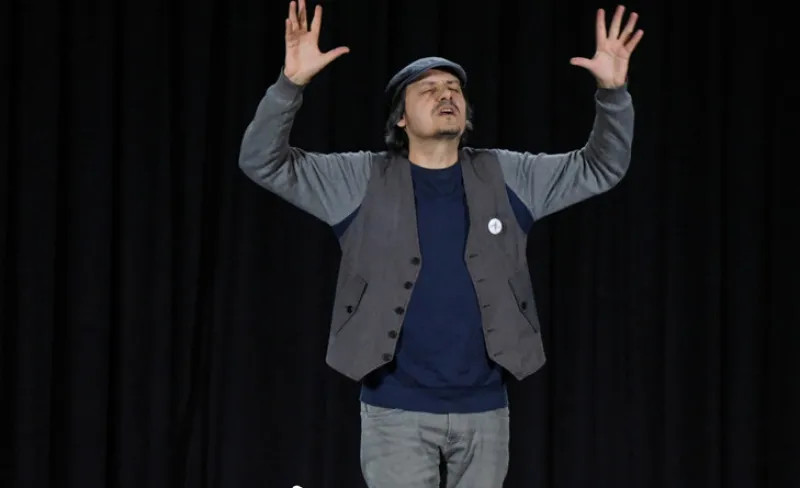 Hombre con gorra declamando