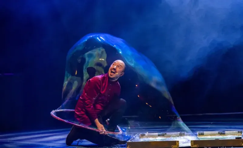 Artista dentro de una pompa de jabón