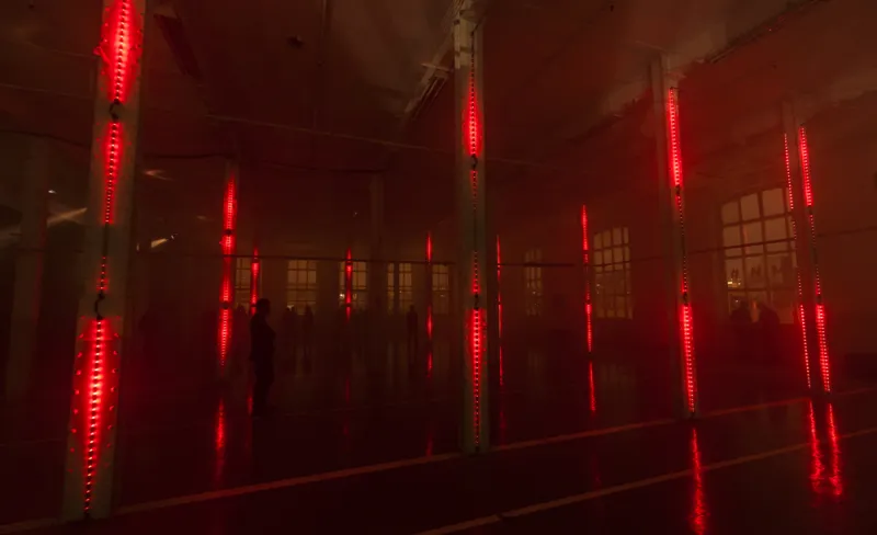 Nave industrial con columnas iluminadas en rojo