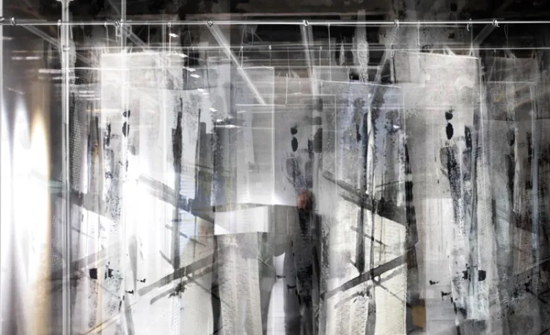 sombras pasean por una instalación