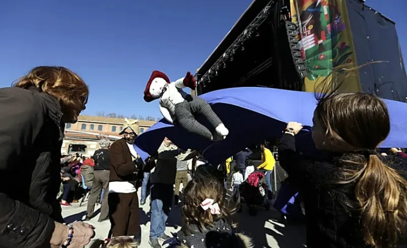 Muñeco lanzado al aire por la gente