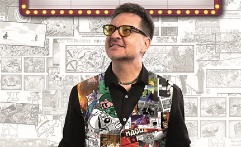 Chico con gafas y chaleco estampado con manos abiertas