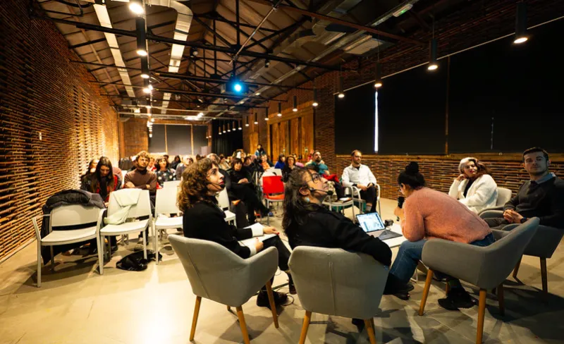 Grupo de personas asisten a una conferencia