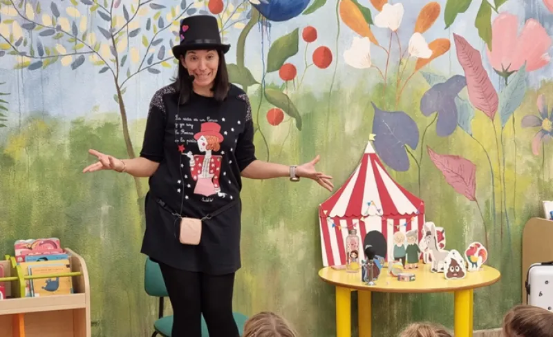 Chica con chistera cuenta un cuento