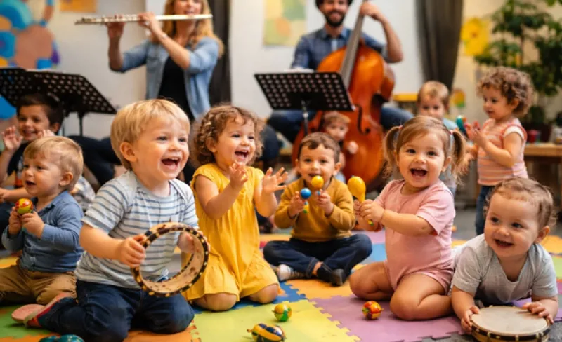 bebés jugando contentos