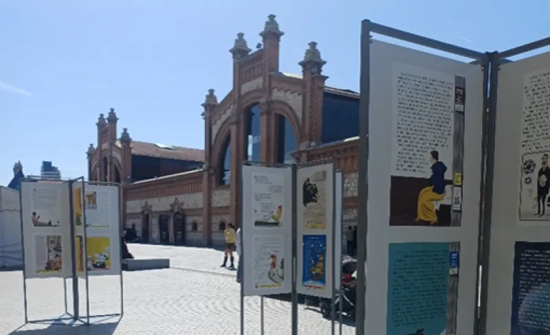 Soportes con ilustraciones con edificio neomudejar de fondo