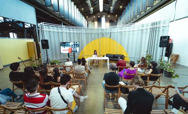 ponente da una charla con un telón de fondo