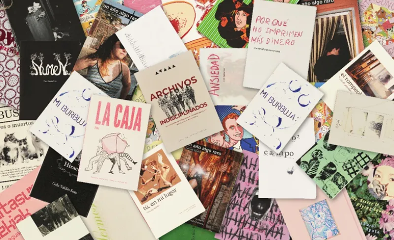 Fanzines apilados en una mesa