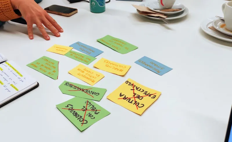 Post its de colores sobre una mesa