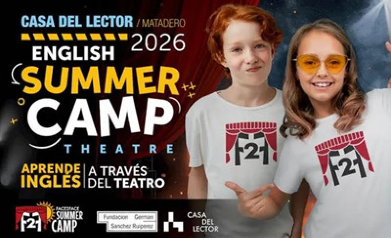 Dos niñas posan señalándose un logo en la camiseta