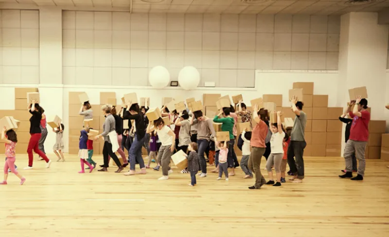Niñas, niños y personas adultas jugando en un gimnasio