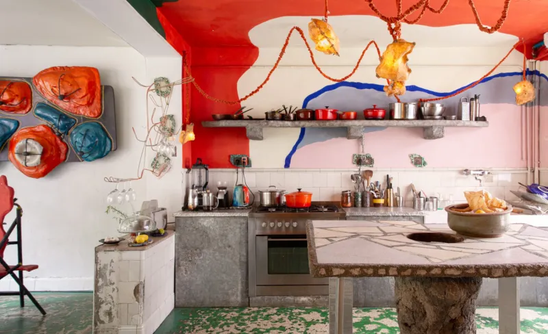 Cocina con hinchables en las paredes