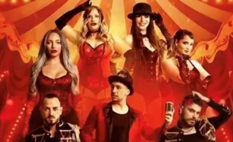 Artistas posando sobre fondo de carpa de circo
