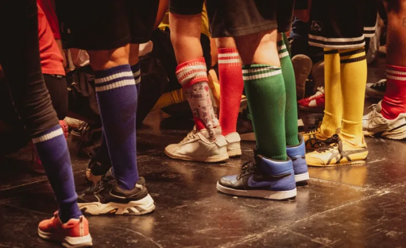 Piernas con calcetines de diferentes colores